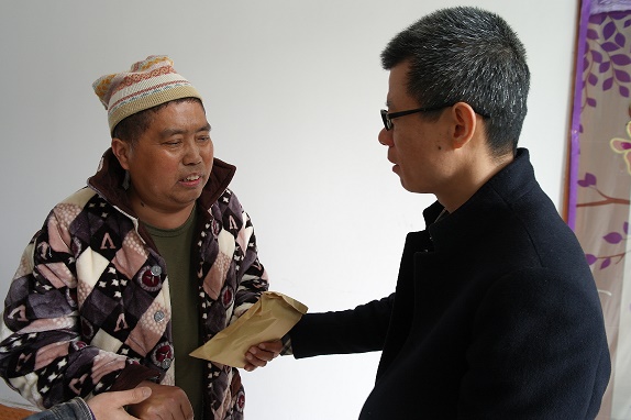 院长朱继权代送上全院干警的爱心 (2).JPG