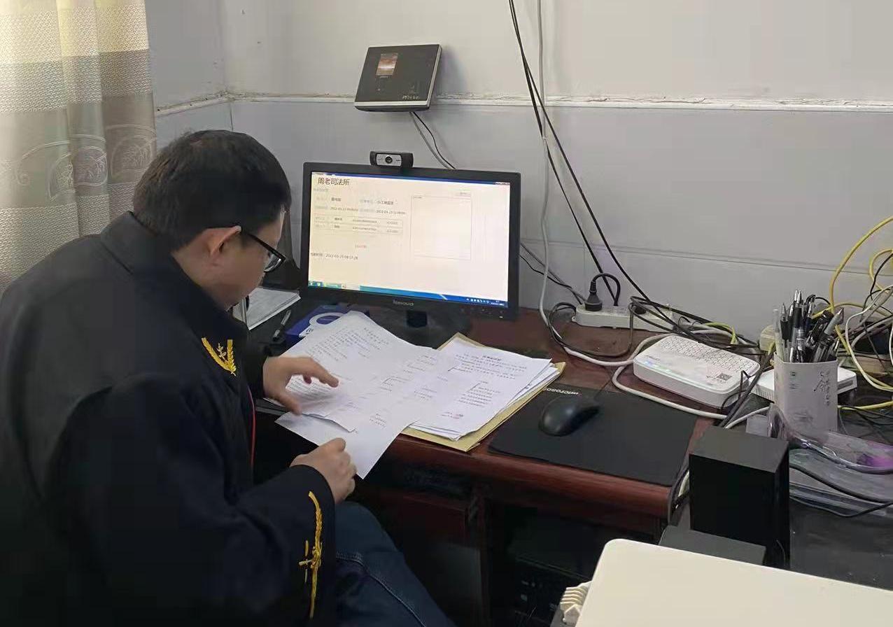 审判员阅卷.jpg 审判员阅卷.jpg